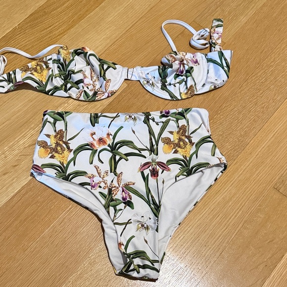 Agua Bendita Cream Floral High-Waist Bikini 👙 - Picture 3 of 5